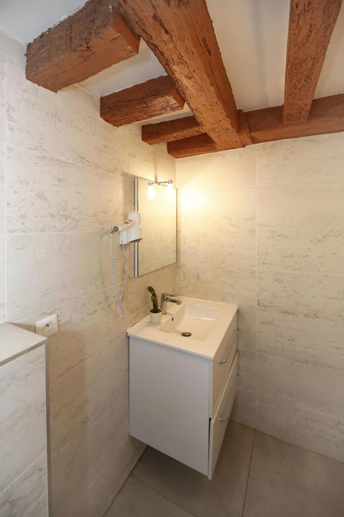 Parisien 20m2 En Face Du Musee Grevin - 2p - Flat-guest * Parijs